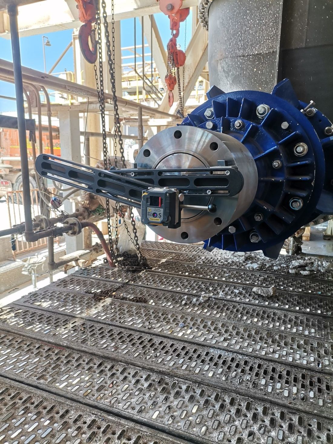 Unidad de medida Easy-Laser XT70-S montada sobre un bracket cardánico fijado a la brida del acoplamiento, en terreno