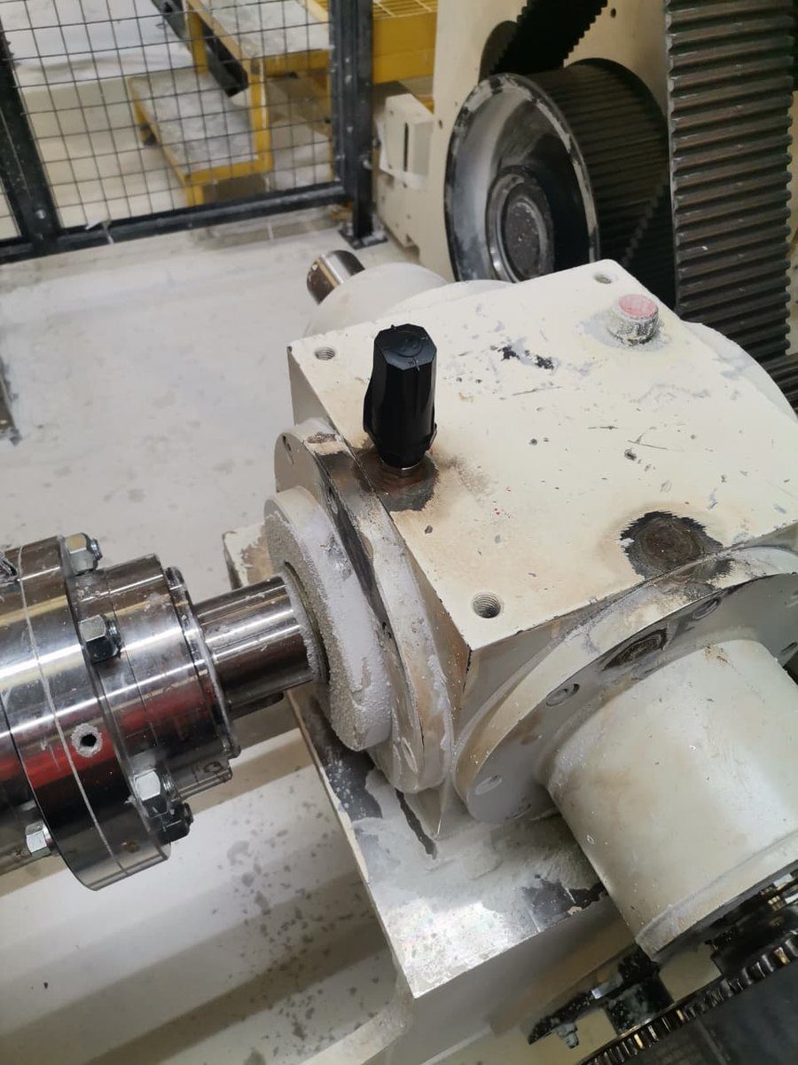 Sensor de vibración inalámbrico Sensoteq Kappa X instalado en la caja angular del accionamiento
