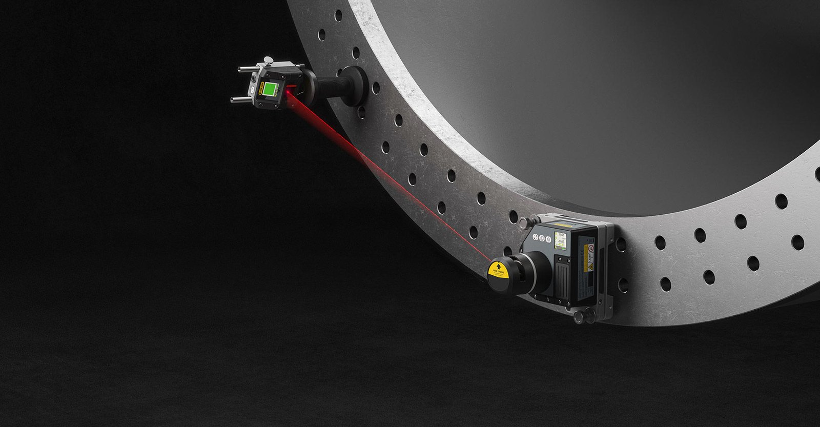 Detector Easy-Laser XT7 sobre el soporte de planitud midiendo una brida con el sistema XT915