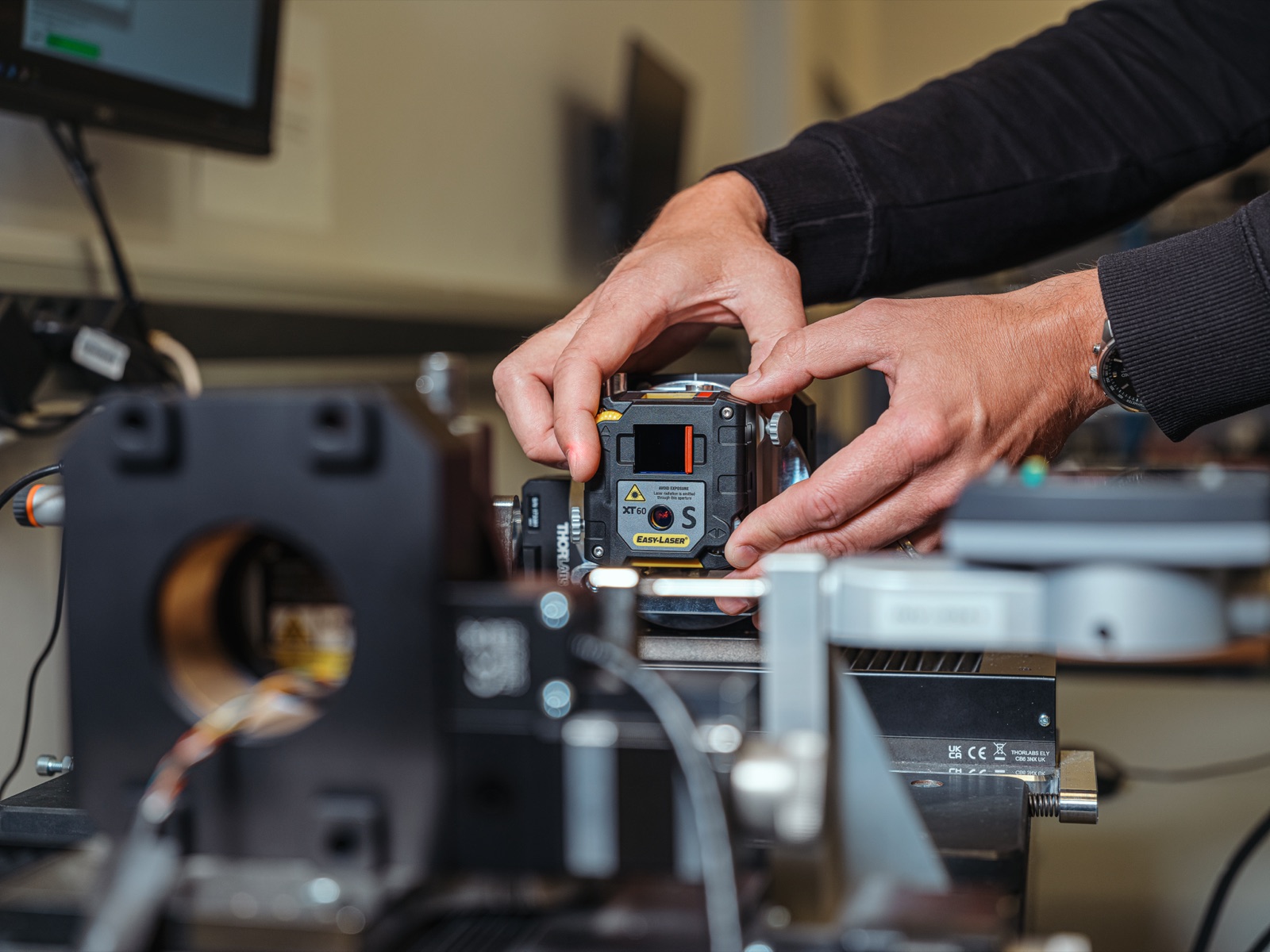 Técnico de Servige calibrando una unidad de medición láser Easy-Laser en banco óptico