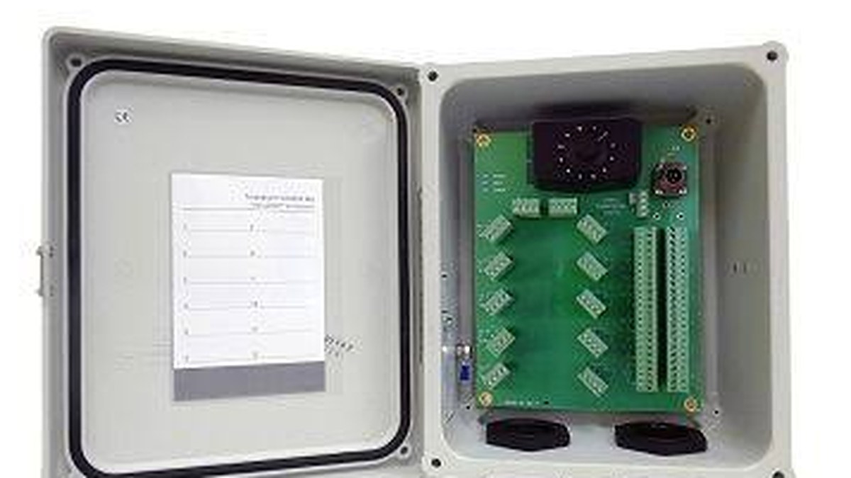 Cajas de adquisición multisensor Wilcoxon: gabinete abierto con la regleta de canales y las cajas selladas de conexión