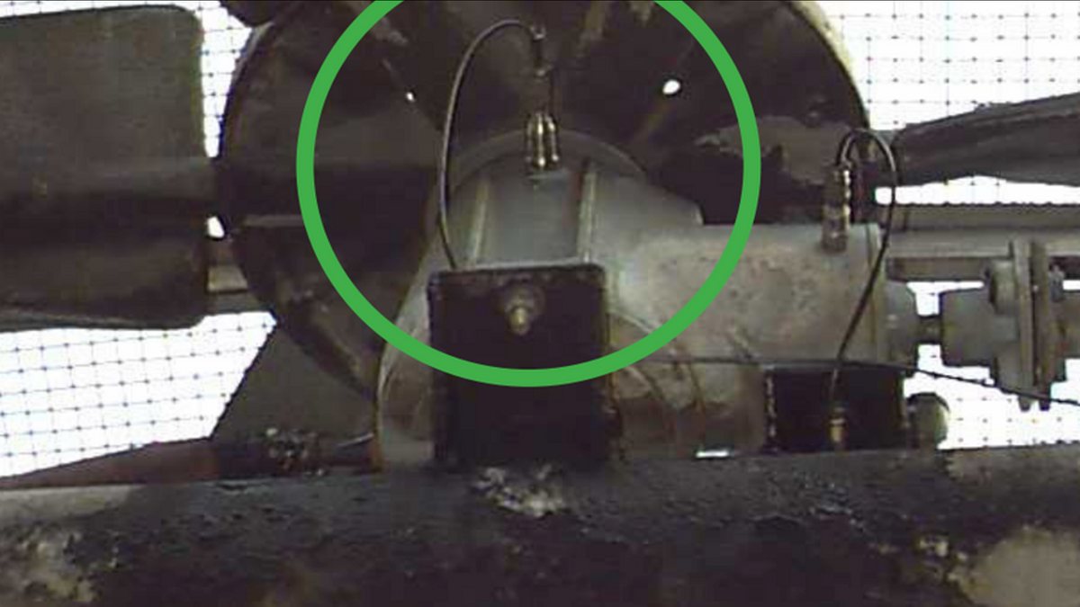 Sensor de vibración montado de forma permanente sobre el descanso de un ventilador industrial
