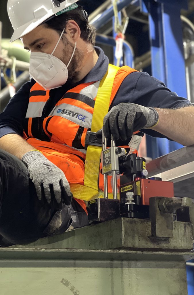 Técnico de Servige montando el detector Easy-Laser sobre la bancada de una máquina para medir su planitud