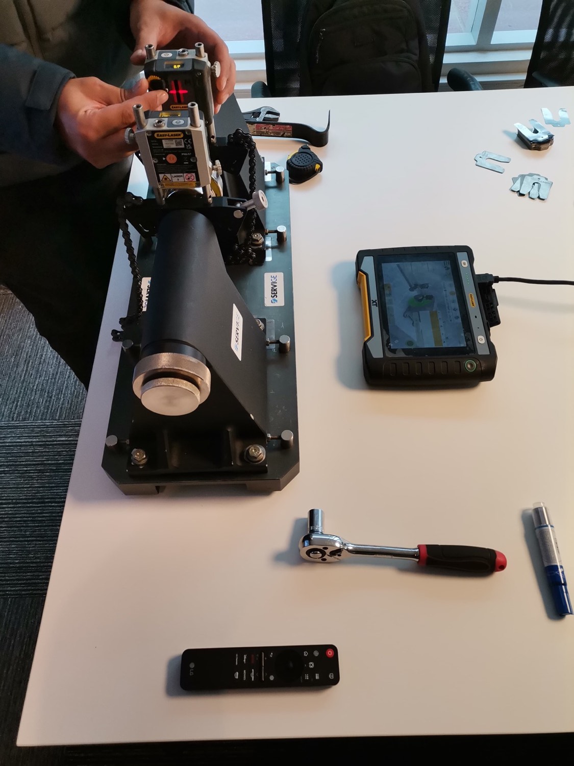 Curso de alineamiento láser: participantes midiendo con el Easy-Laser XT sobre un conjunto motor–bomba