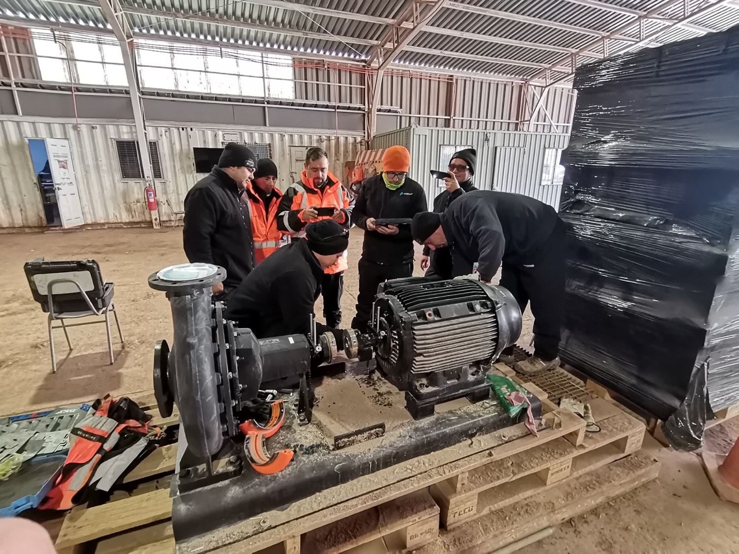 Curso de alineamiento láser de Servige en terreno, sobre un conjunto motor–bomba