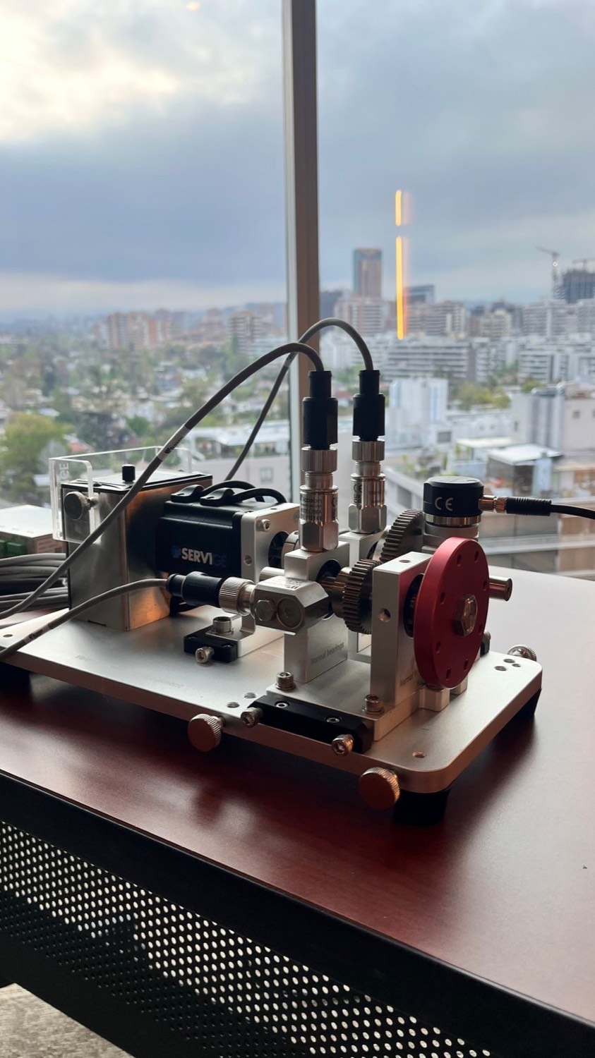 Curso de vibraciones: participante tomando datos con el colector sobre un descanso, con el espectro en pantalla
