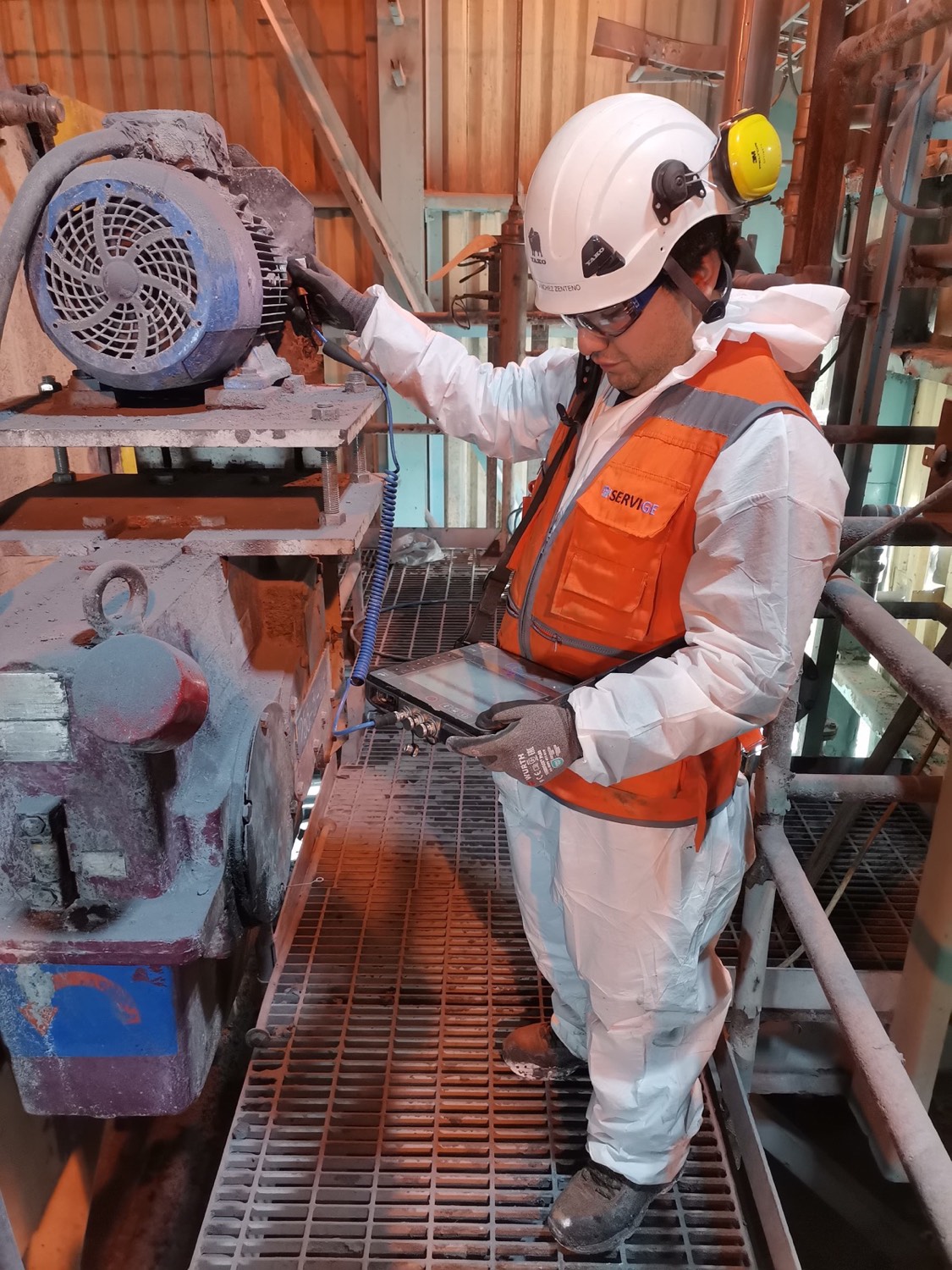 Técnico de Servige tomando datos de vibración en una ruta periódica sobre una bomba de planta